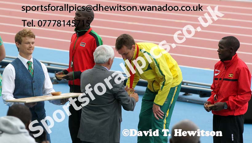 Jimmy Alder presents Michael Shelley (Australia) with his gold medal after winning the marathon, 2014 Commonwealth Games, Glasgow. Photo: David T. Hewitson/Sports for All Pics